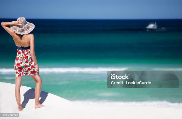 Jovem Mulher Na Praia - Fotografias de stock e mais imagens de Sem Costas - Sem Costas, Vestido, Adulação