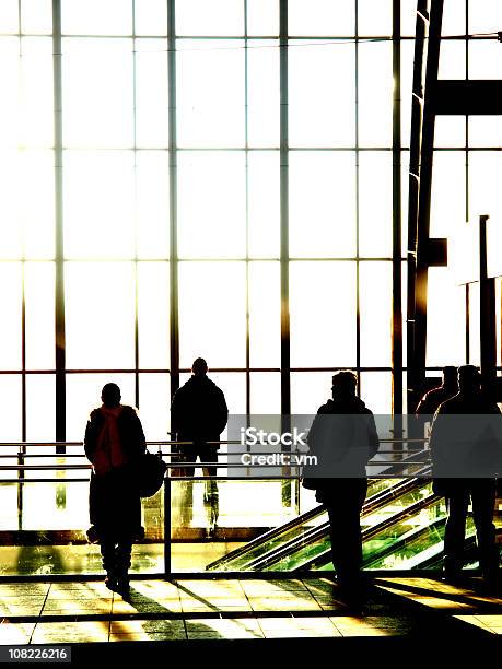 Pessoas Na Estação De Comboios - Fotografias de stock e mais imagens de Arquitetura - Arquitetura, Berlim, Capitais internacionais