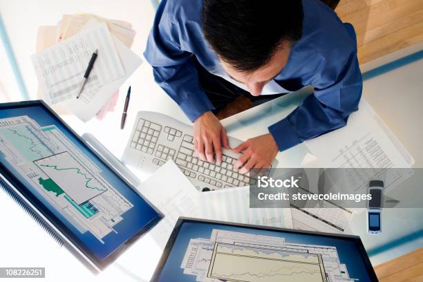 座っているビジネスマンのデスクに備えた 2 台のコンピューターモニターします - 株式市場のストックフォトや画像を多数ご用意 - 株式市場, 1人, eコマース