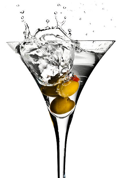 oliwka martini splash! - martini glass martini dirty martini cocktail zdjęcia i obrazy z banku zdjęć