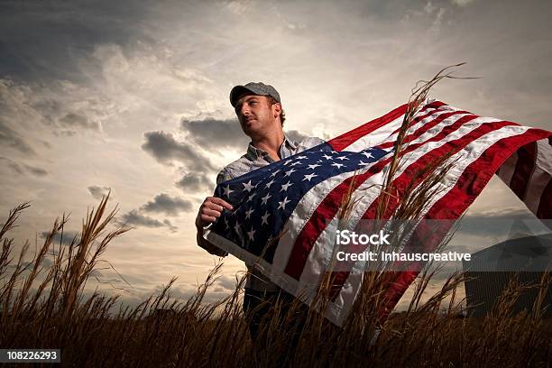 Foto de Agricultor Segurando A Bandeira Norteamericana e mais fotos de stock de Bandeira Norte-Americana - Bandeira Norte-Americana, Homens, Agricultor