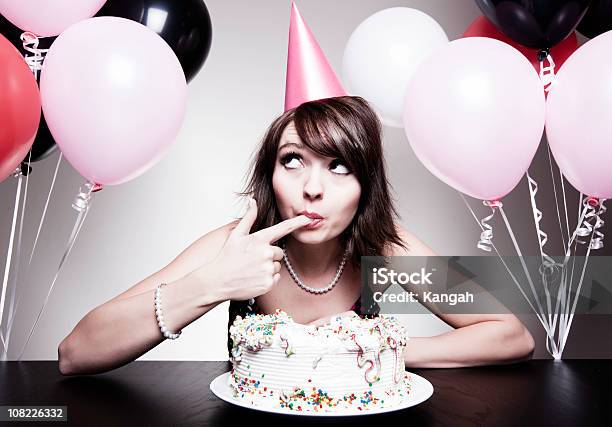 É O Meu Aniversário - Fotografias de stock e mais imagens de Chapéu de Festa - Chapéu de Festa, Mulheres, 25-29 Anos