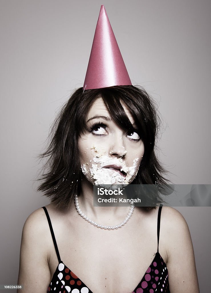 Jeune femme avec Gâteau d'anniversaire de visage - Photo de 25-29 ans libre de droits