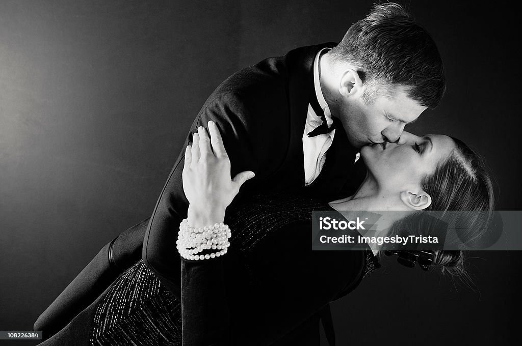 Homem Nu e mulher beijando seu - Foto de stock de Casal royalty-free