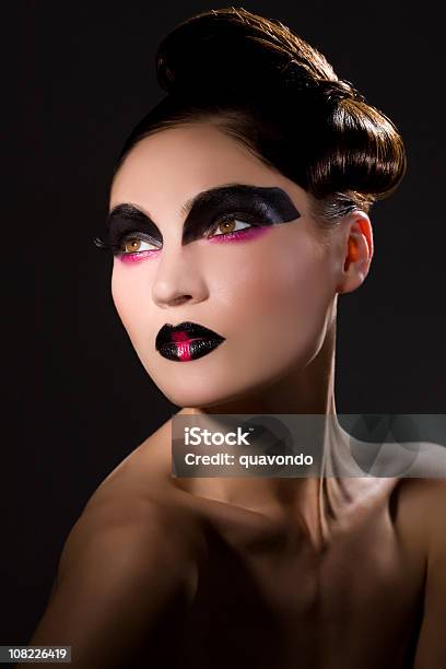 Azjatyckie Piękno Strzał Z Tradycyjnymi Makijaż I Fryzura Updo - zdjęcia stockowe i więcej obrazów Dziwaczny