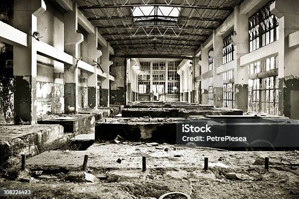 Destruidas El Interior De Un Edificio Industrial Foto de stock y más banco de imágenes de Abandonado - Abandonado, Agrietado, Antihigiénico