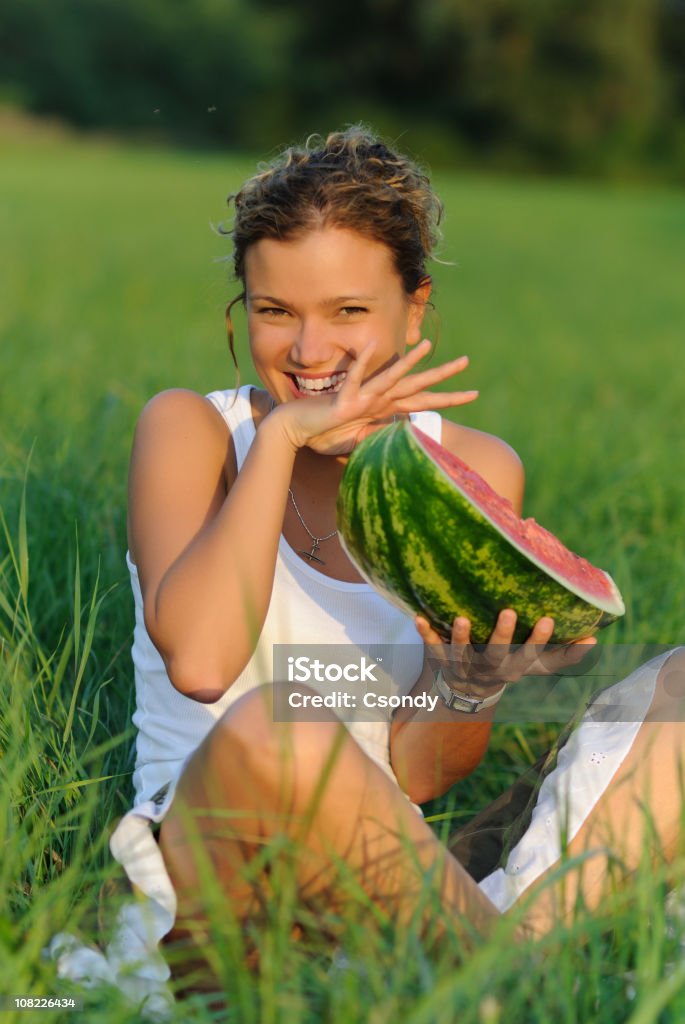 세로는 메트로폴리스 젊은 여자 식사 워터멜론 녹색 잔디 - 로열티 프리 수박 스톡 사진