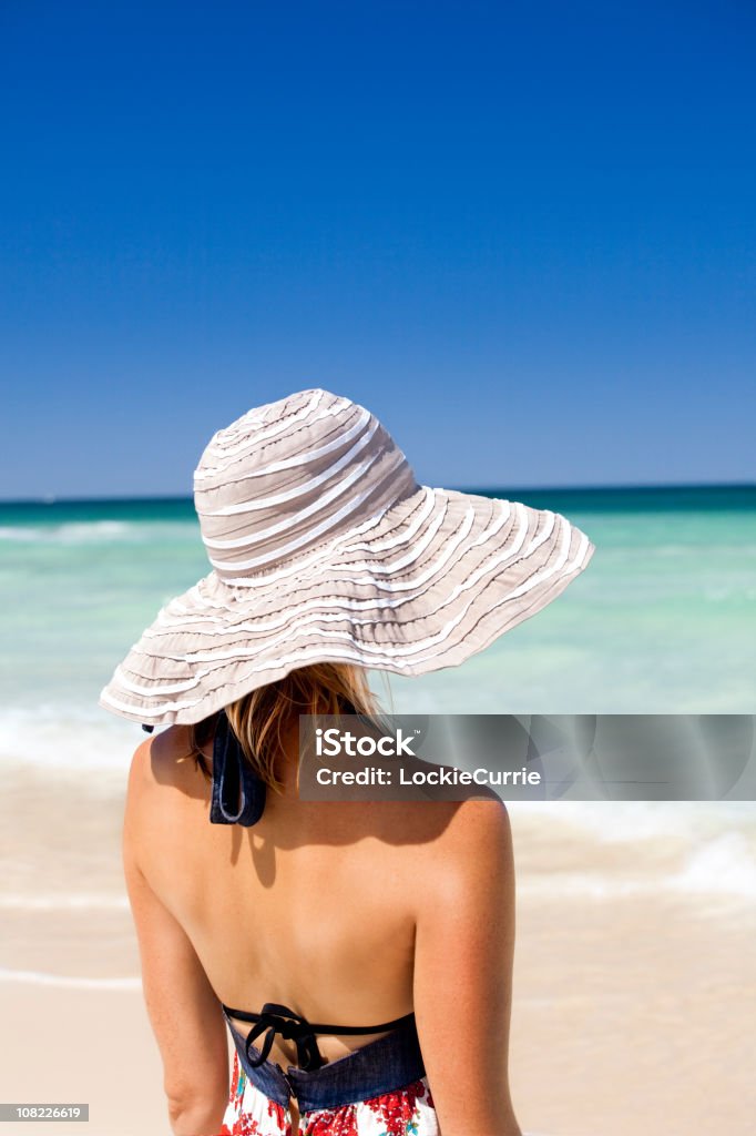 Junge Frau mit Sonnenhut auf den Strand - Lizenzfrei Attraktive Frau Stock-Foto