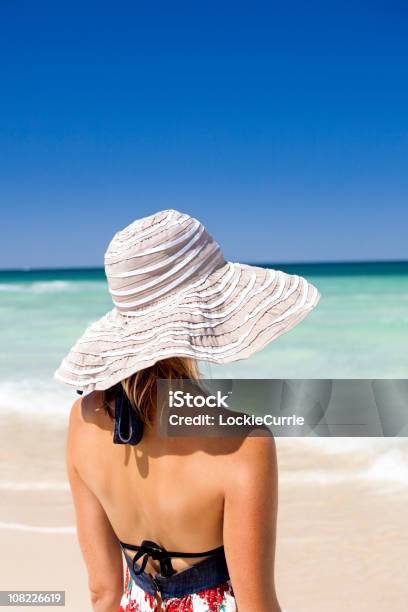 Junge Frau Mit Sonnenhut Auf Den Strand Stockfoto und mehr Bilder von Attraktive Frau - Attraktive Frau, Bikini, Blau