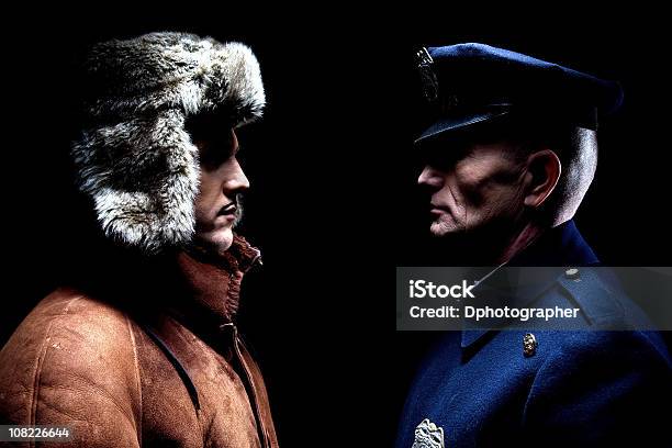 Männliche Polizist Stehen Vor Junger Mann Stockfoto und mehr Bilder von Polizei - Polizei, Schwarzer Hintergrund, Angesicht zu Angesicht