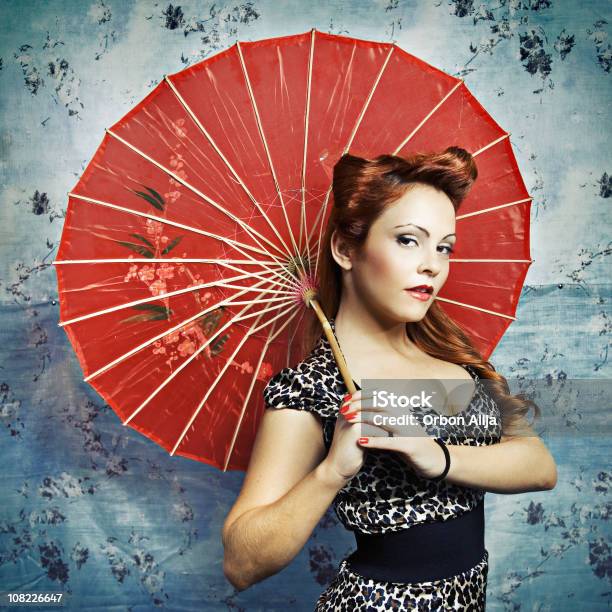 Rockabilly Jovem Mulher Posando Contra A Parede Com Guardasol - Fotografias de stock e mais imagens de 1950-1959