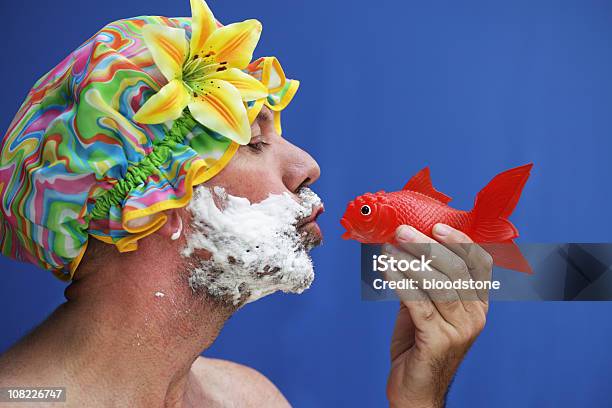 Mann Mit Blume Duschhaube Und Küssen Falsche Fish Stockfoto und mehr Bilder von Männer - Männer, Profil, Fisch