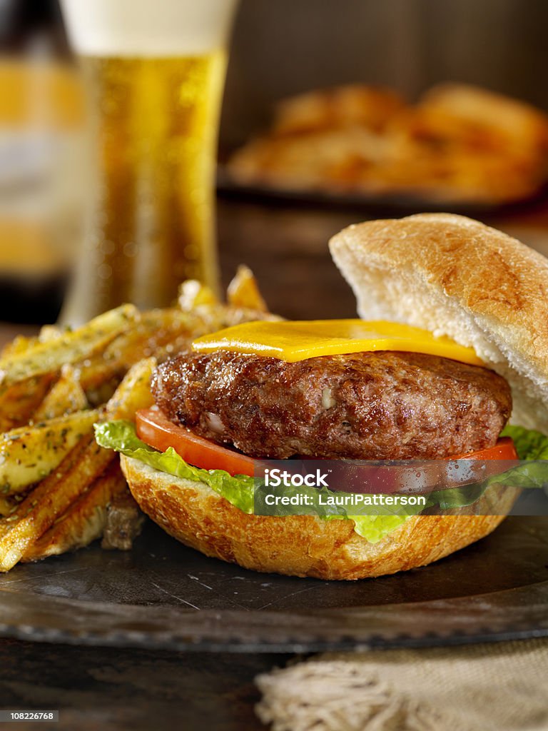 Hamburger, frytki i Piwo - Zbiór zdjęć royalty-free (Burger)