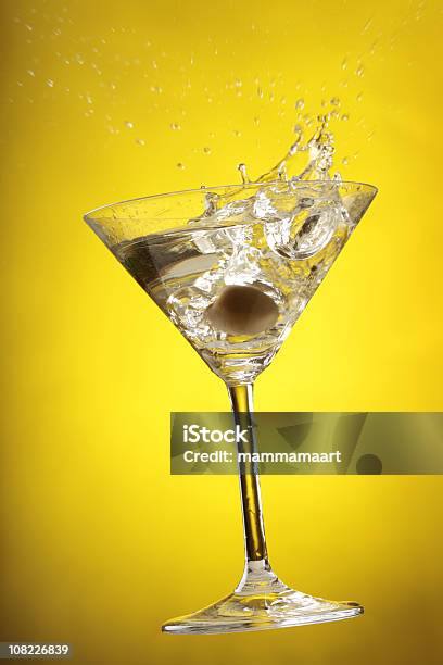 Cocktail Splashgiallo - Fotografie stock e altre immagini di Sfondo a colori - Sfondo a colori, A mezz'aria, Bicchiere da Martini
