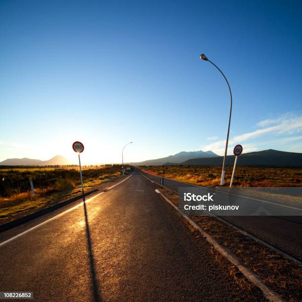 Strada Vuota - Fotografie stock e altre immagini di Ambientazione esterna - Ambientazione esterna, Ambientazione tranquilla, Assenza