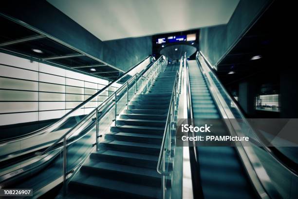 Ascensore E Scale In Un Edificio - Fotografie stock e altre immagini di Ambientazione interna - Ambientazione interna, Assenza, Binario della stazione della metropolitana