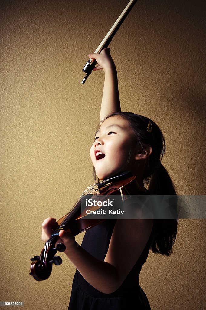 Junge asiatische Mädchen spielt Violine - Lizenzfrei Musik Stock-Foto