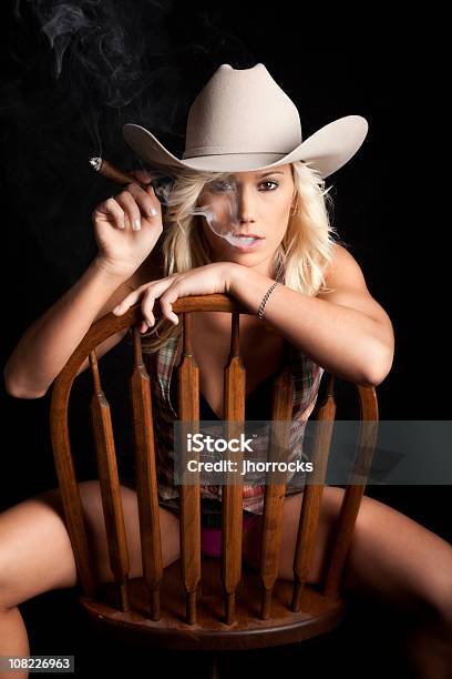 Photo libre de droit de Cowfumeur banque d'images et plus d'images libres de droit de Une seule femme - Une seule femme, Cigare, Cow-girl