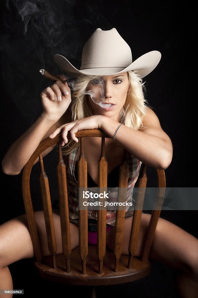 喫煙カウガール - 女性一人のロイヤリティフリーストックフォト
