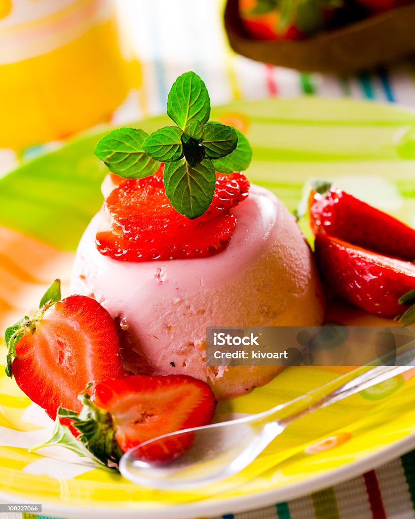 Fragole e panna cotta - Foto stock royalty-free di Mousse