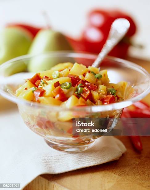 Photo libre de droit de Poire Et Poivron Rouge Dans Le Bol De Salade En Verre banque d'images et plus d'images libres de droit de Aliment