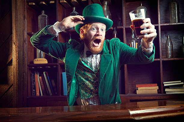 caratteri/irlandese leprechaun festeggiare con boccale di birra - irish culture beer drinking pub foto e immagini stock