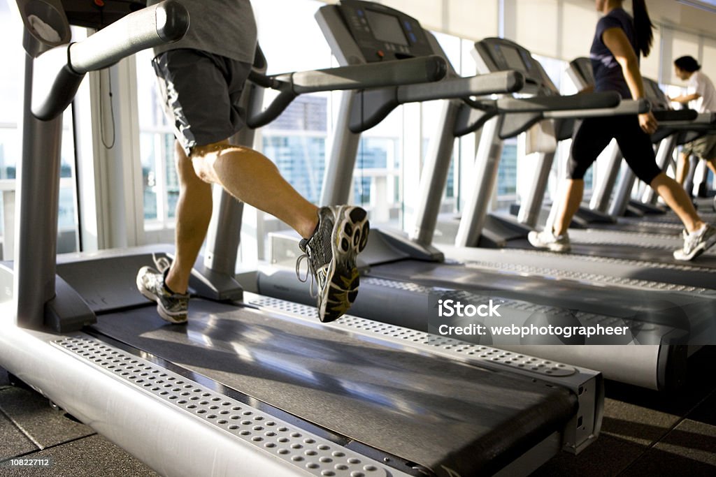 Courir sur un tapis de course dans la salle de sport - Photo de Activité avec mouvement libre de droits