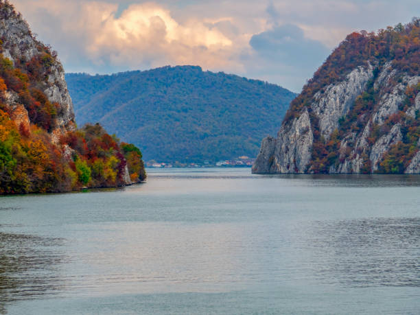 autunno alle gole del danubio - danube river serbia ravine romania foto e immagini stock