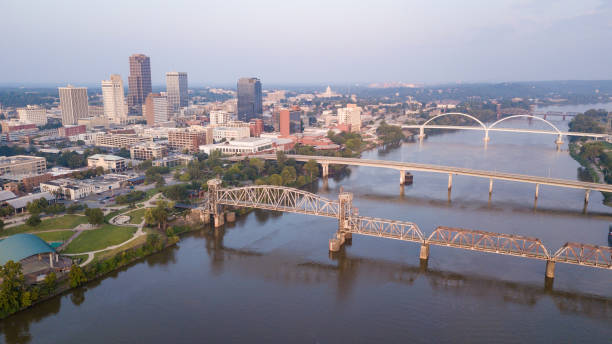 El río es ancho que fluye pasado el Arkansas estado capital - foto de stock
