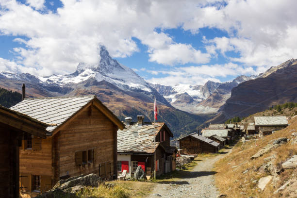 aldeia de eggen com tradtional celeiros e galpões nos alpes suíços - findeln - fotografias e filmes do acervo