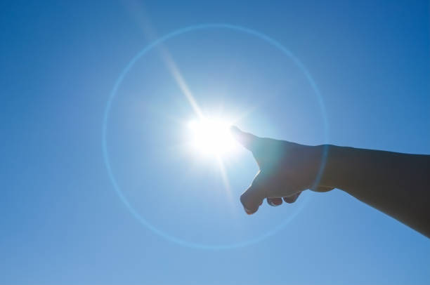 太陽を指す女性の指 - あこがれ ストックフォトと画像
