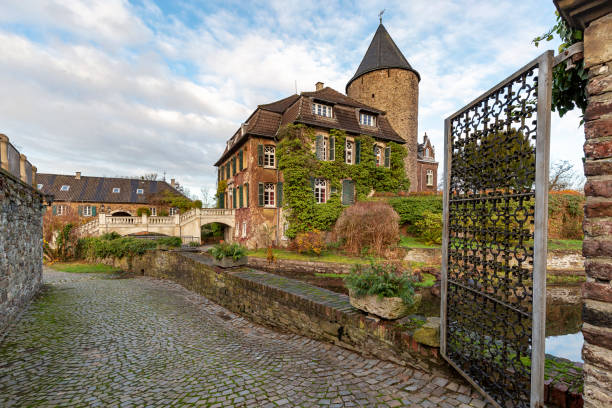 ratingen - blick auf die brücke von der wasserburg schloss linnep, die es erlaubt, das herrenhaus, nord rhein westfalen, deutschland, ratingen, 11.12.2018 zugang - ratingen stock-fotos und bilder