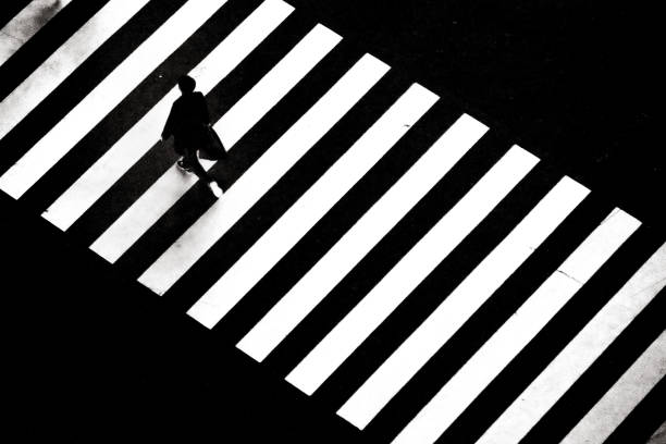 日本の男の交差点横断 - zebra crossing ストックフォトと画像