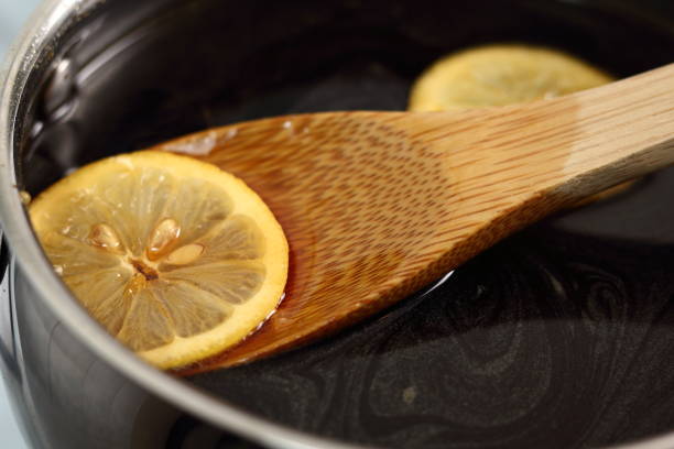 시럽 및 레몬 슬라이스 만들기 골든 시럽 시리즈입니다. - molasses 뉴스 사진 이미지