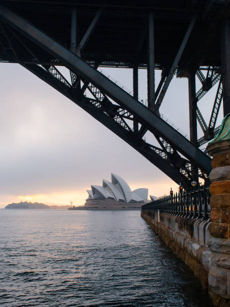 橋の下のシドニー ・ オペラ ・ ハウス - sydney harbor bridge sydney opera house vertical australia ストックフォトと画像