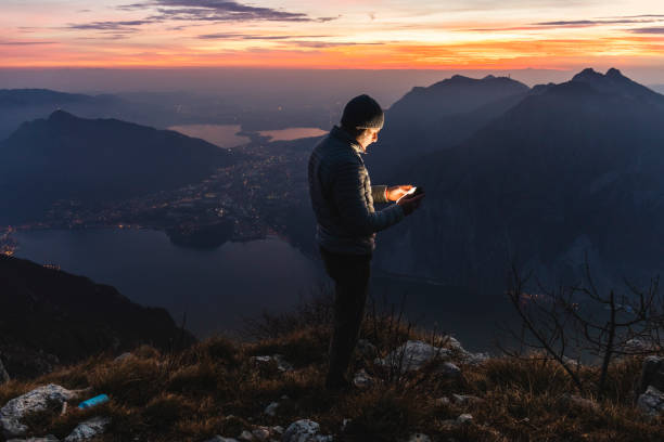 человек турист соло на горе во время золотого часа - lake como water italy sunset стоковые фото и изображения