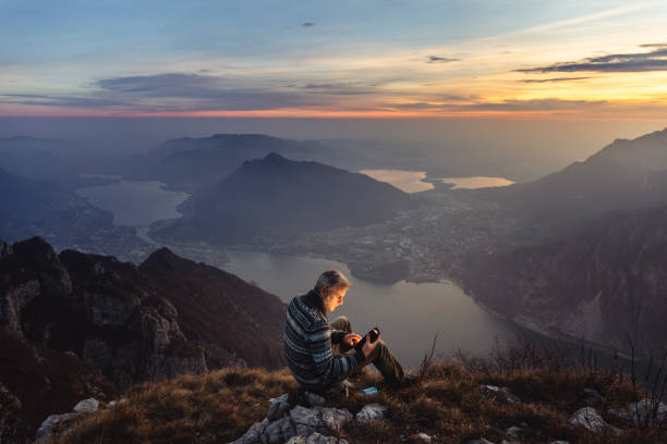 человек турист соло на горе во время золотого часа - lake como water italy sunset стоковые фото и изображения