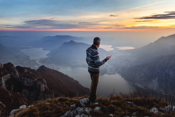 mann-wanderer-solo auf dem berg während der goldenen stunde - telephone nature mobile phone autumn stock-fotos und bilder