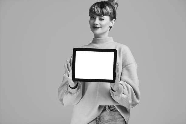beautiful glamour blond hipster woman with digital tablet - funky contemporary casual sex symbol imagens e fotografias de stock