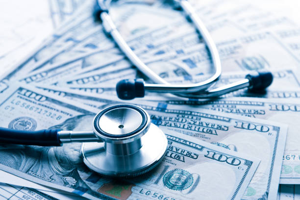 il costo dell'assistenza sanitaria - currency stethoscope healthcare and medicine savings foto e immagini stock