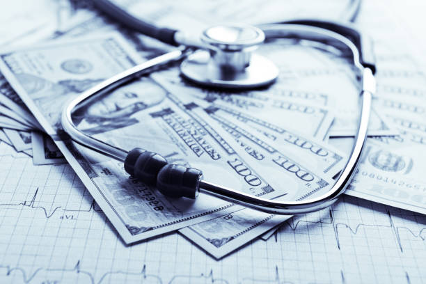 dollari con stetoscopio su di loro. spese per l'assicurazione medica. - currency stethoscope medicare usa foto e immagini stock