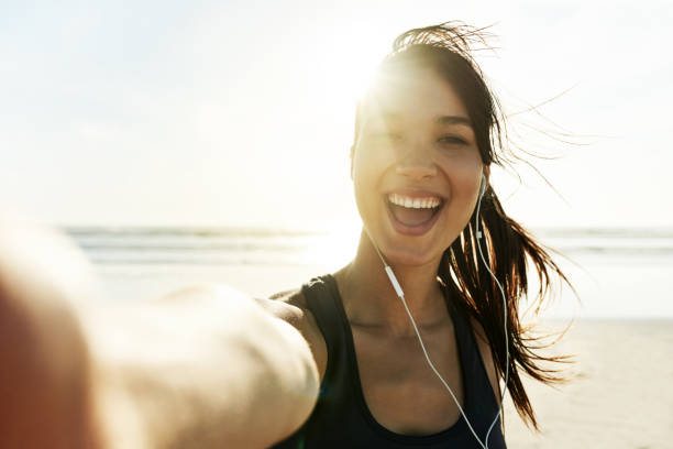 fit und gesund - healthy lifestyle women beach looking at camera stock-fotos und bilder