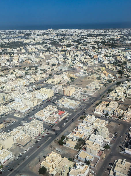 widok z lotu ptaka na miasto maskat w omanie - oman greater masqat road aerial view zdjęcia i obrazy z banku zdjęć