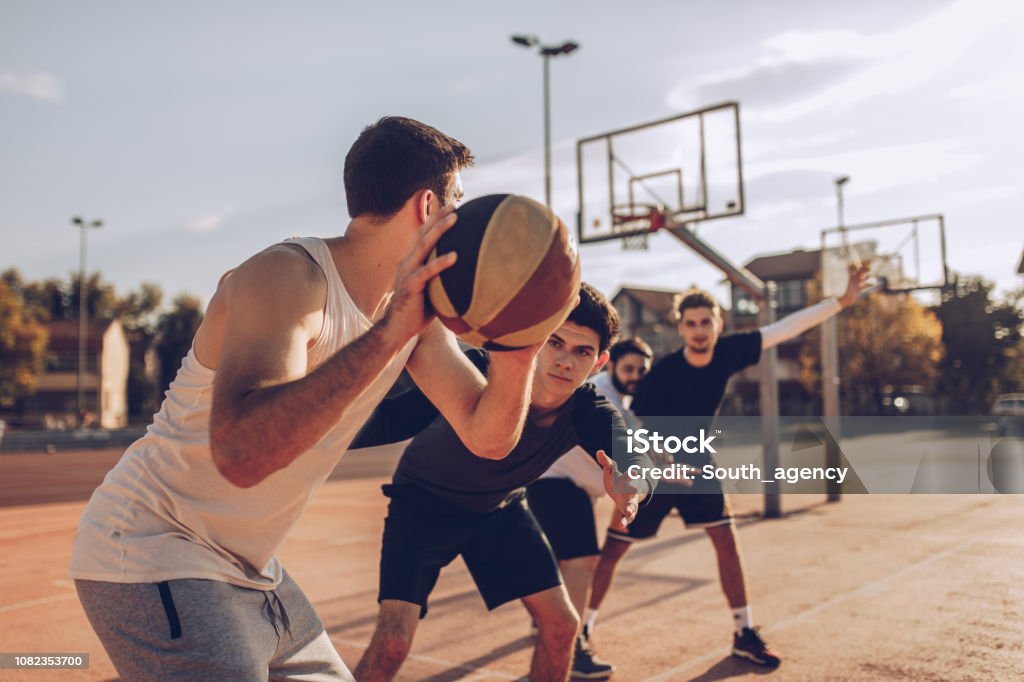 Foto de Pessoas Jogando Basquete e mais fotos de stock de Adulto