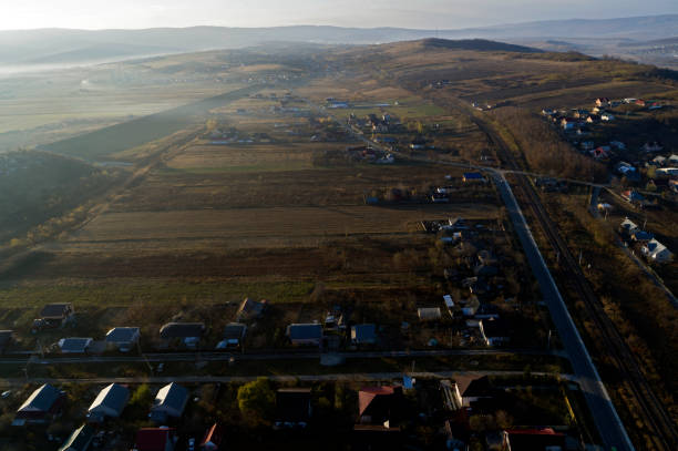 impressionante vista drone con sviluppo rurale - foto stock