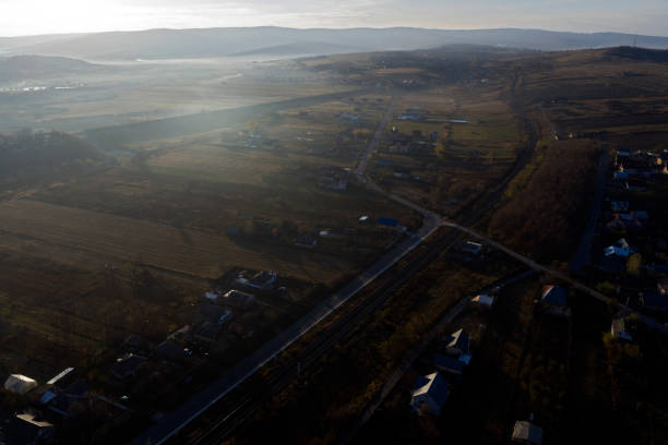 impressionante vista drone con sviluppo rurale - foto stock