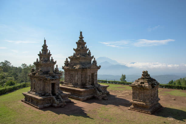 candi gedong songo all'alba. un complesso di templi buddisti del iv secolo con i monti merbabu e merapi. - prambanan temple foto e immagini stock