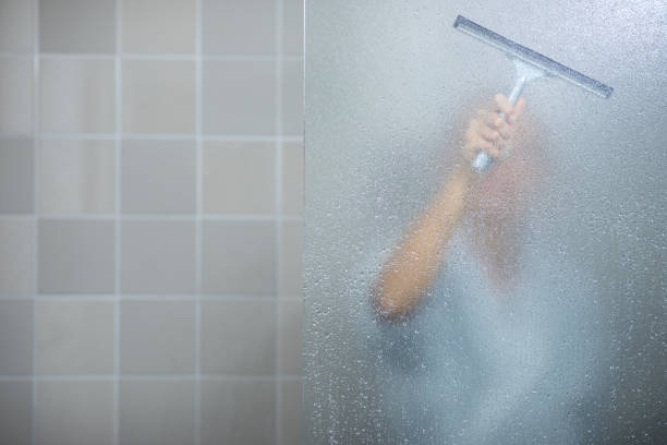 frau, die eine lange heiße dusche, waschen sie ihre haare - women bathtub bathroom water stock-fotos und bilder