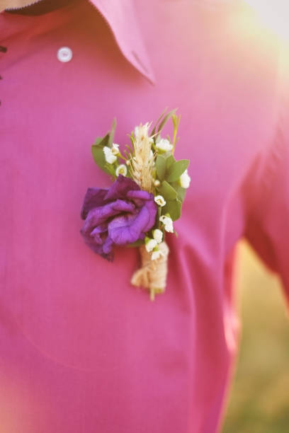 보라색 셔츠 배경에 신랑의 boutonniere - necktie pink shirt luxury 뉴스 사진 이미지