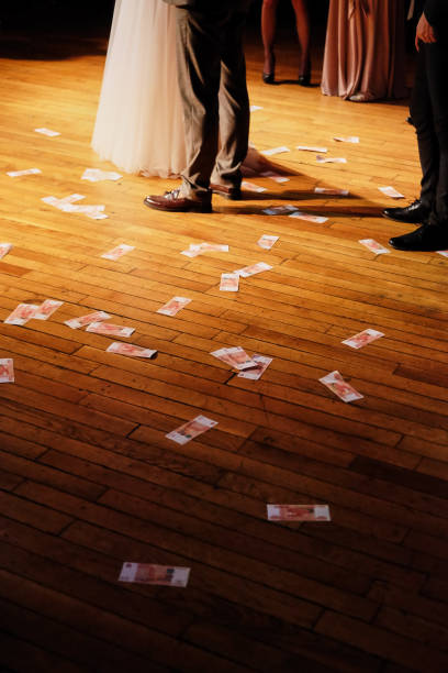dinheiro no chão no casamento - dance floor photography floor architectural feature - fotografias e filmes do acervo